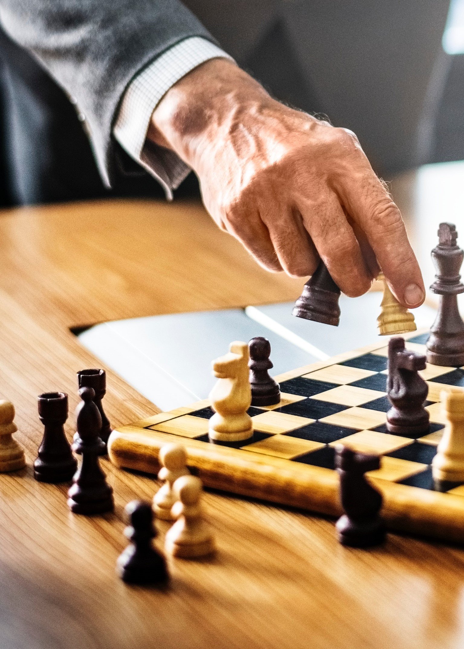 schach spieler plant zug